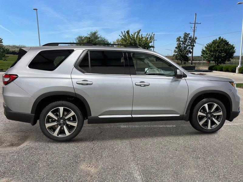 new 2025 Honda Pilot car, priced at $47,995