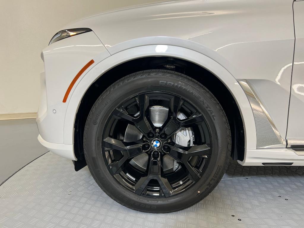 new 2026 BMW X7 car, priced at $99,775