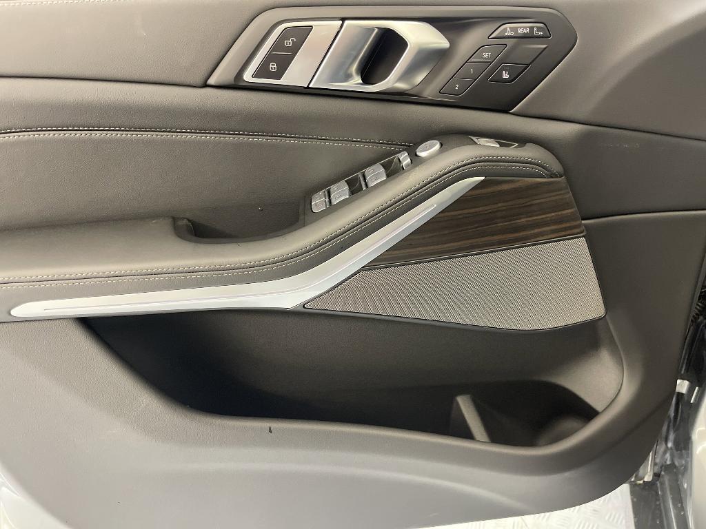 new 2025 BMW X7 car, priced at $91,365