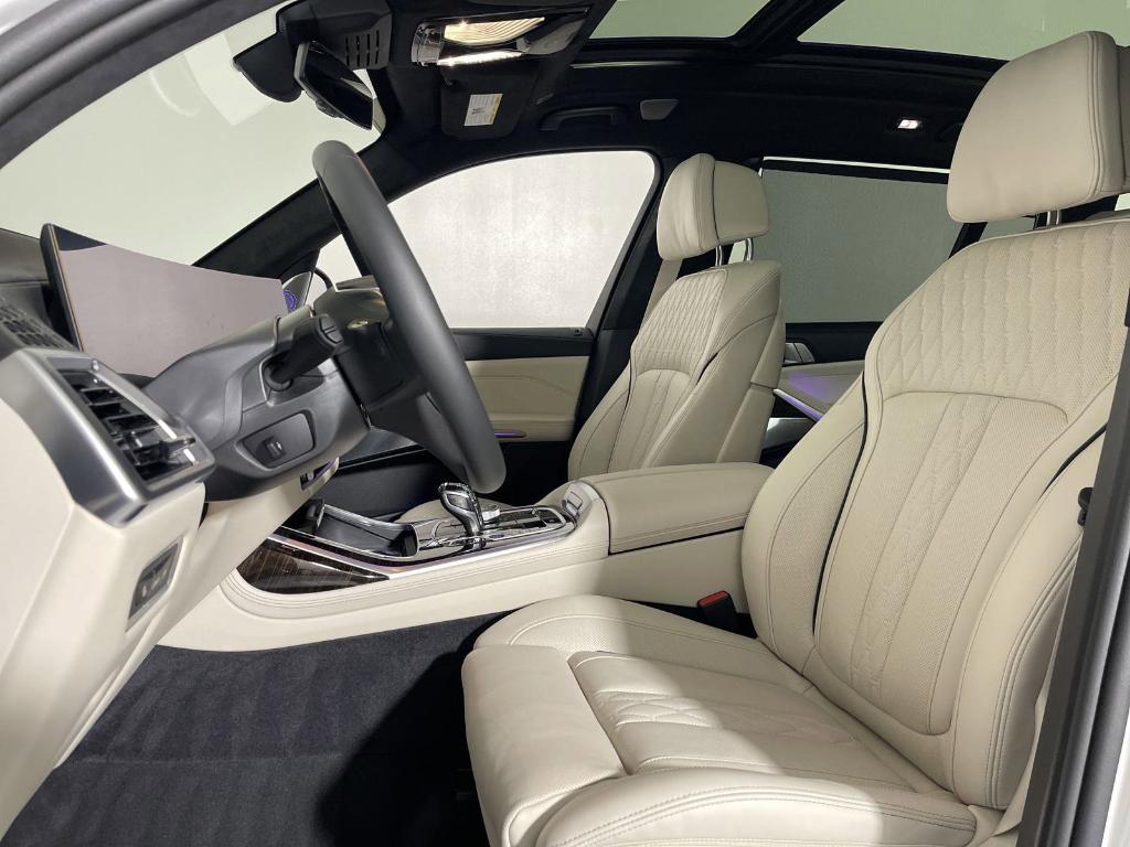 new 2025 BMW X7 car, priced at $158,195