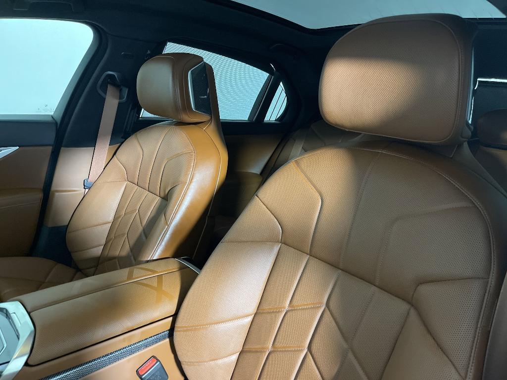 new 2025 BMW 760 car, priced at $138,555
