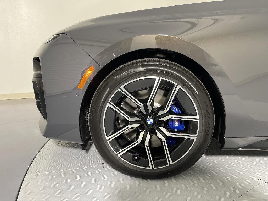 new 2025 BMW 760 car, priced at $138,555