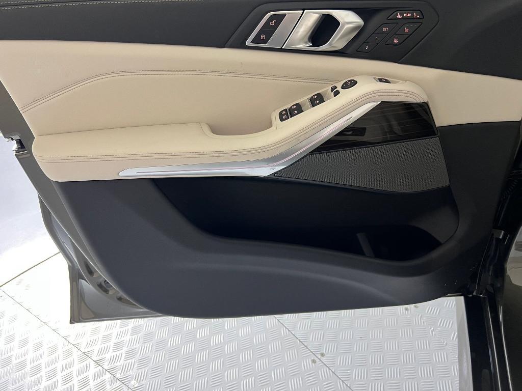 new 2026 BMW X7 car, priced at $101,025