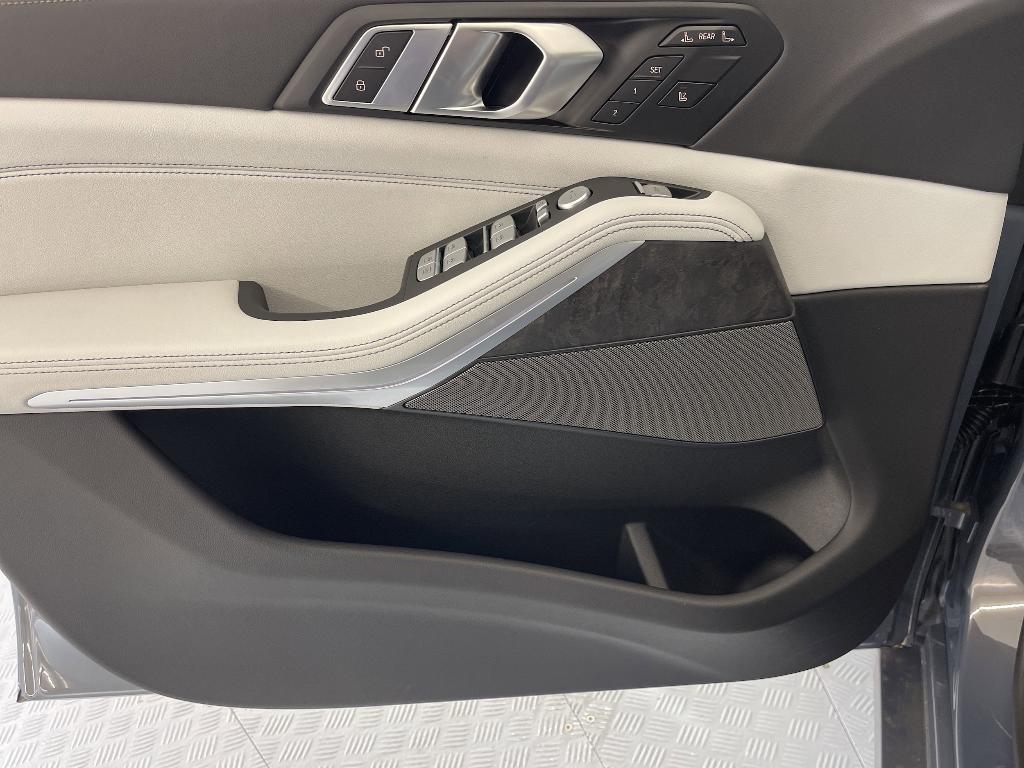 new 2025 BMW X7 car, priced at $94,860