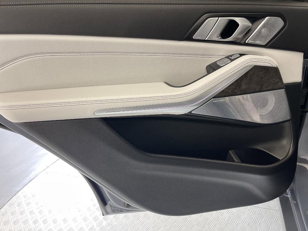 new 2025 BMW X7 car, priced at $100,170