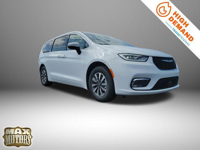 new 2023 Chrysler Pacifica Hybrid car, priced at $51,893