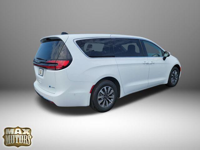 new 2023 Chrysler Pacifica Hybrid car, priced at $51,893