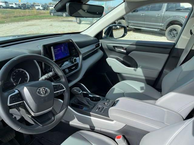 used 2023 Toyota Highlander car, priced at $41,492