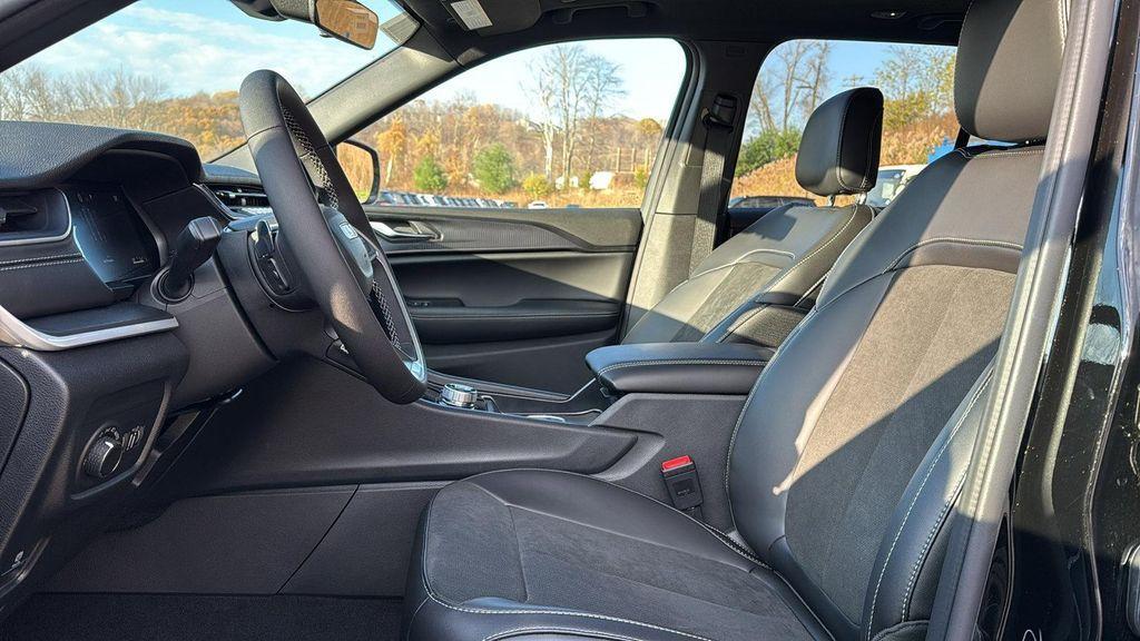 new 2025 Jeep Grand Cherokee car, priced at $44,298