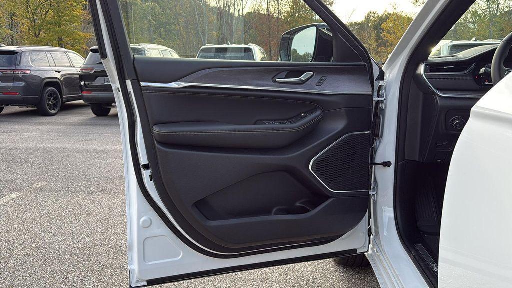 new 2025 Jeep Grand Cherokee car, priced at $57,498