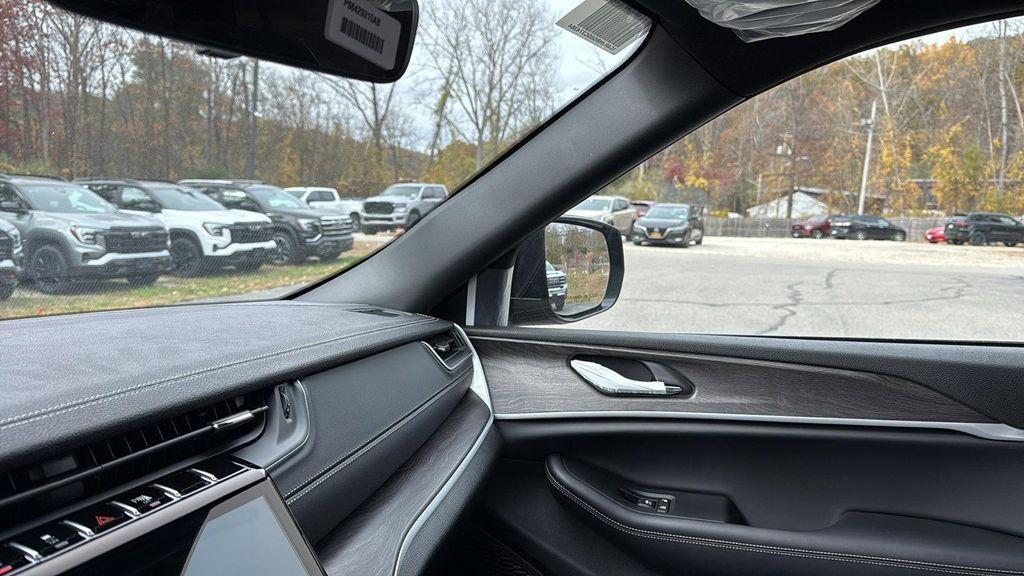 new 2025 Jeep Grand Cherokee car, priced at $47,598