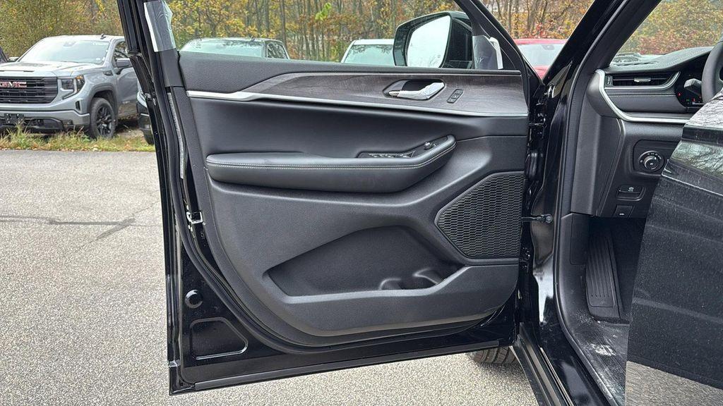 new 2025 Jeep Grand Cherokee car, priced at $47,598