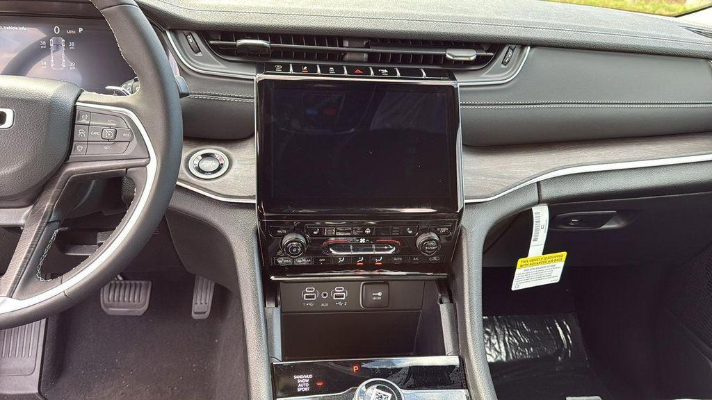 new 2025 Jeep Grand Cherokee car, priced at $46,998