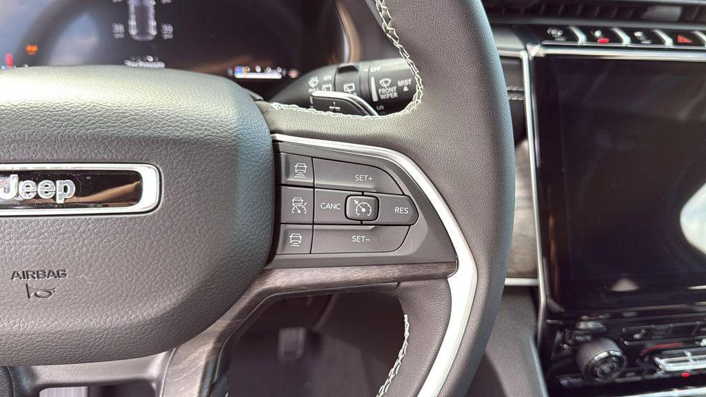 new 2025 Jeep Grand Cherokee car, priced at $46,998