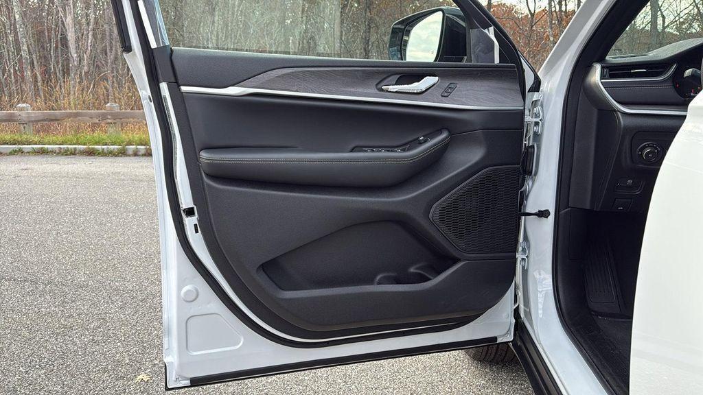 new 2025 Jeep Grand Cherokee car, priced at $46,998