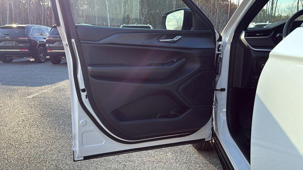 new 2025 Jeep Grand Cherokee car, priced at $43,798