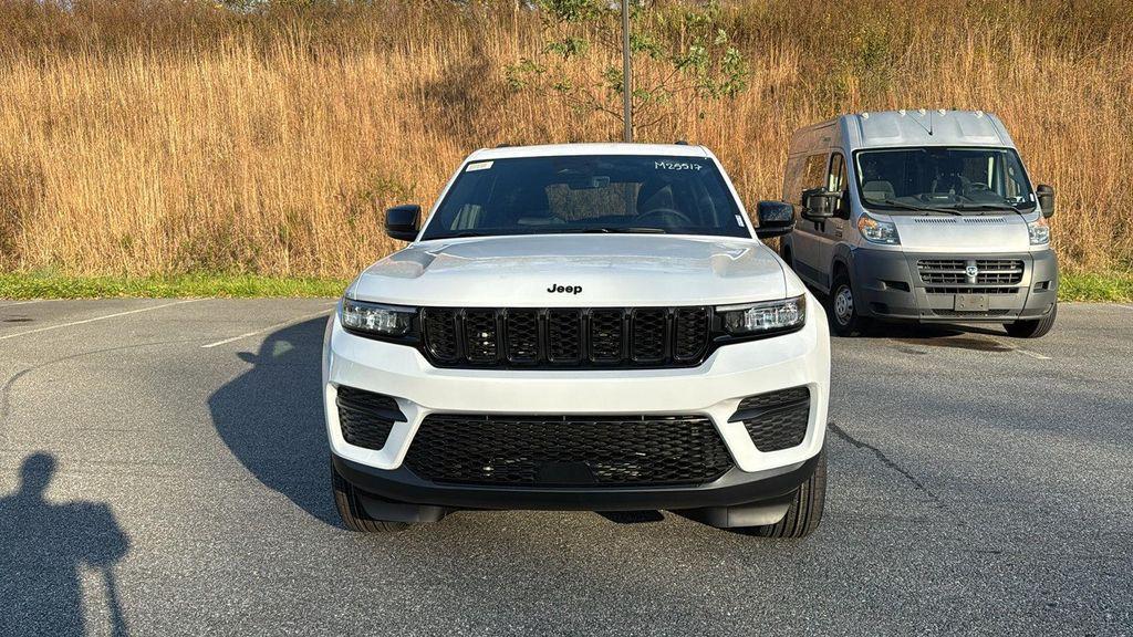 new 2025 Jeep Grand Cherokee car, priced at $43,798