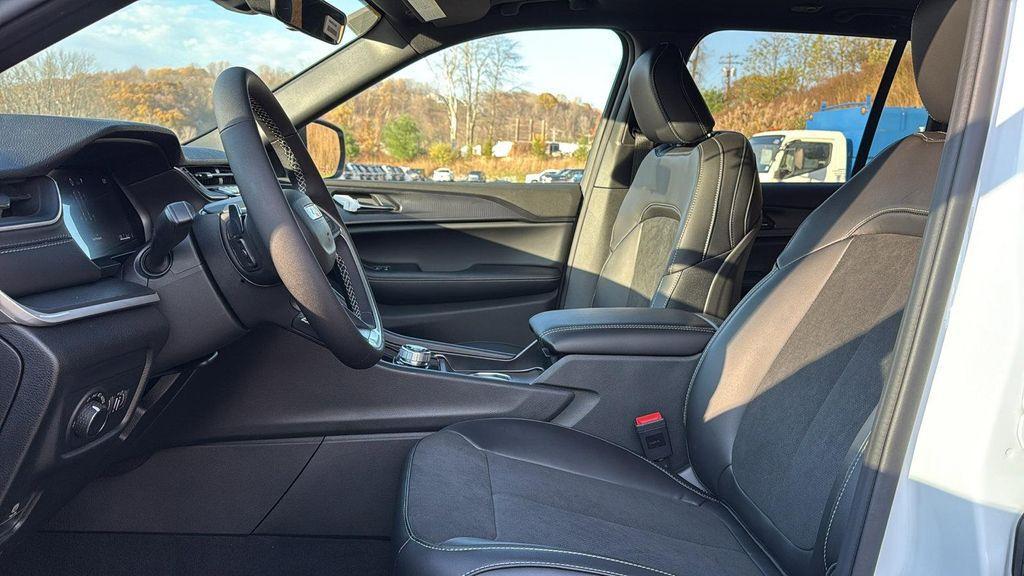 new 2025 Jeep Grand Cherokee car, priced at $43,798