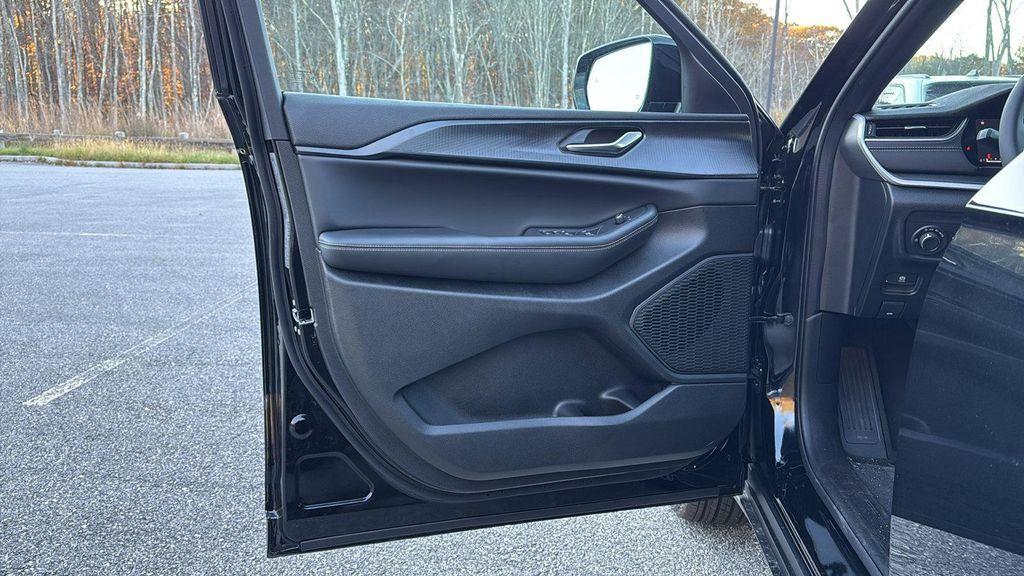 new 2025 Jeep Grand Cherokee car, priced at $44,298