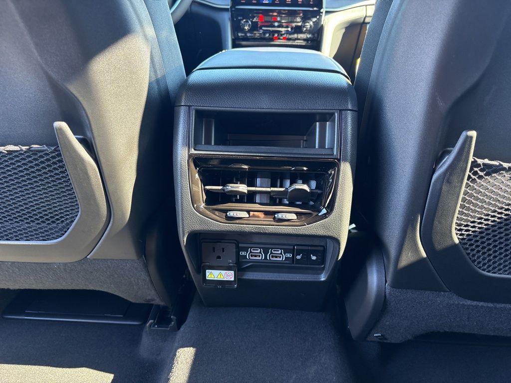 new 2025 Jeep Grand Cherokee car, priced at $43,952