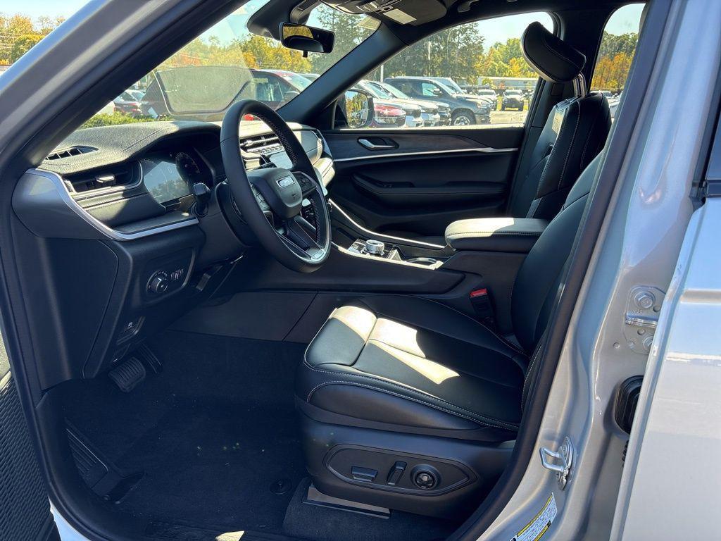 new 2025 Jeep Grand Cherokee car, priced at $43,952
