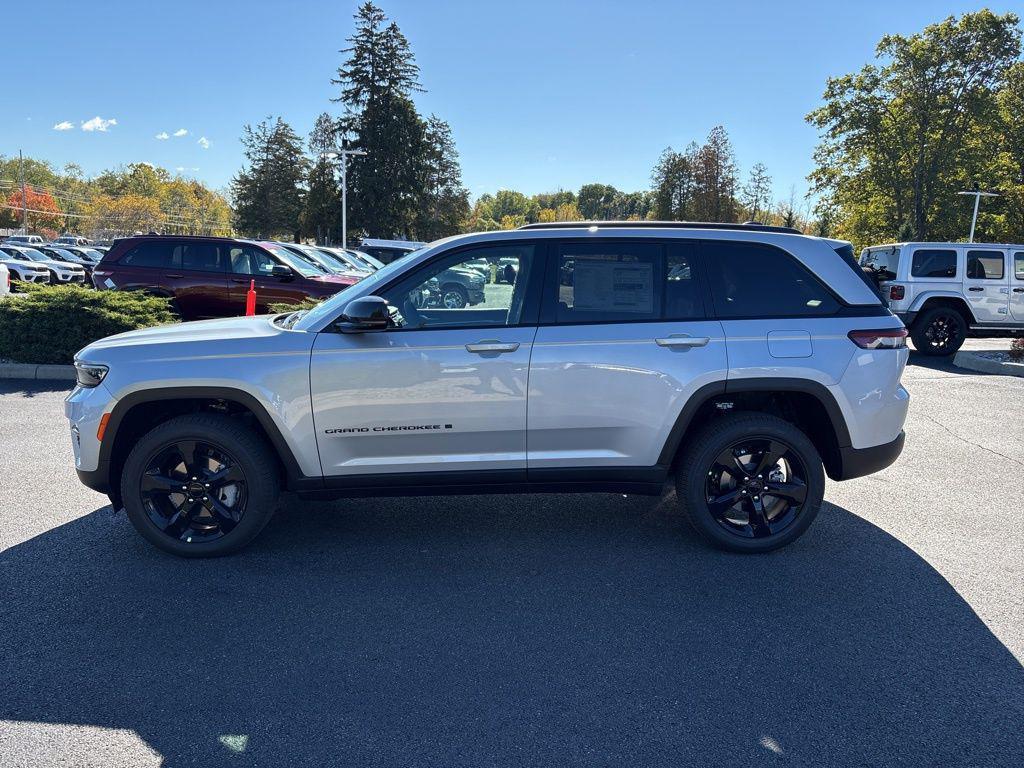 new 2025 Jeep Grand Cherokee car, priced at $43,952