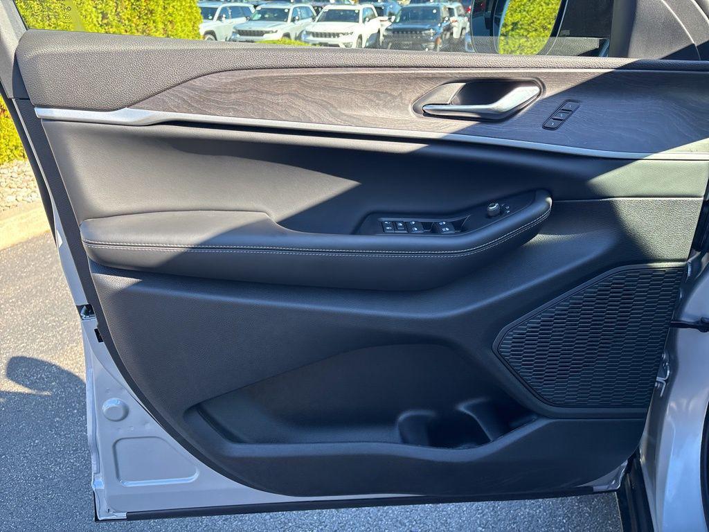 new 2025 Jeep Grand Cherokee car, priced at $43,952