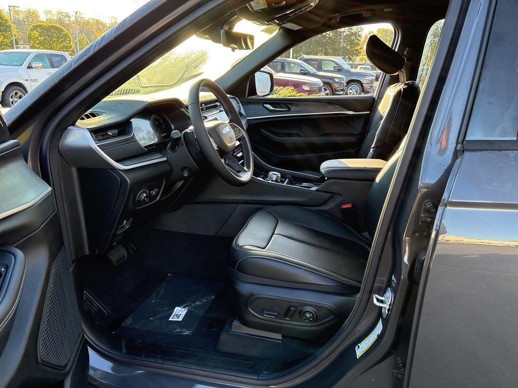 new 2025 Jeep Grand Cherokee car, priced at $48,957