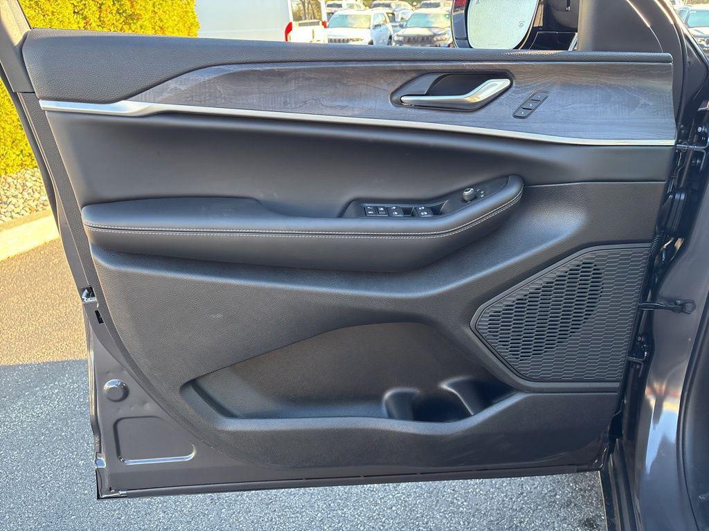 new 2025 Jeep Grand Cherokee car, priced at $48,957