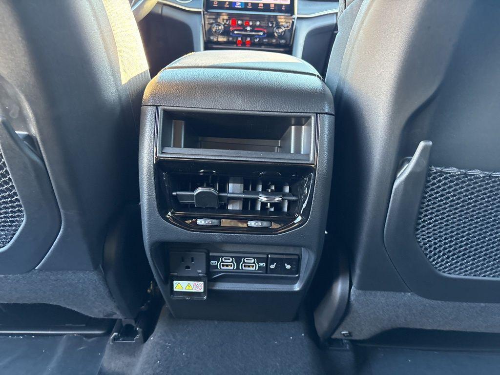 new 2025 Jeep Grand Cherokee car, priced at $48,957