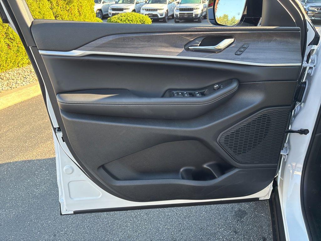 new 2025 Jeep Grand Cherokee car, priced at $45,390