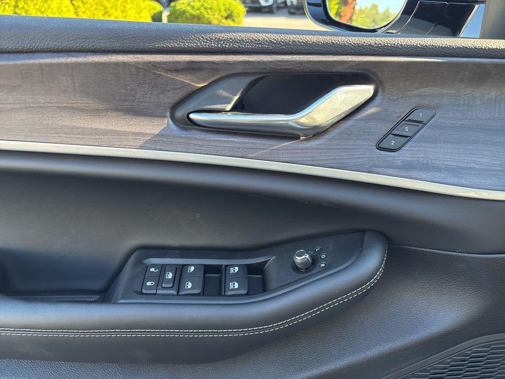 new 2025 Jeep Grand Cherokee car, priced at $45,390