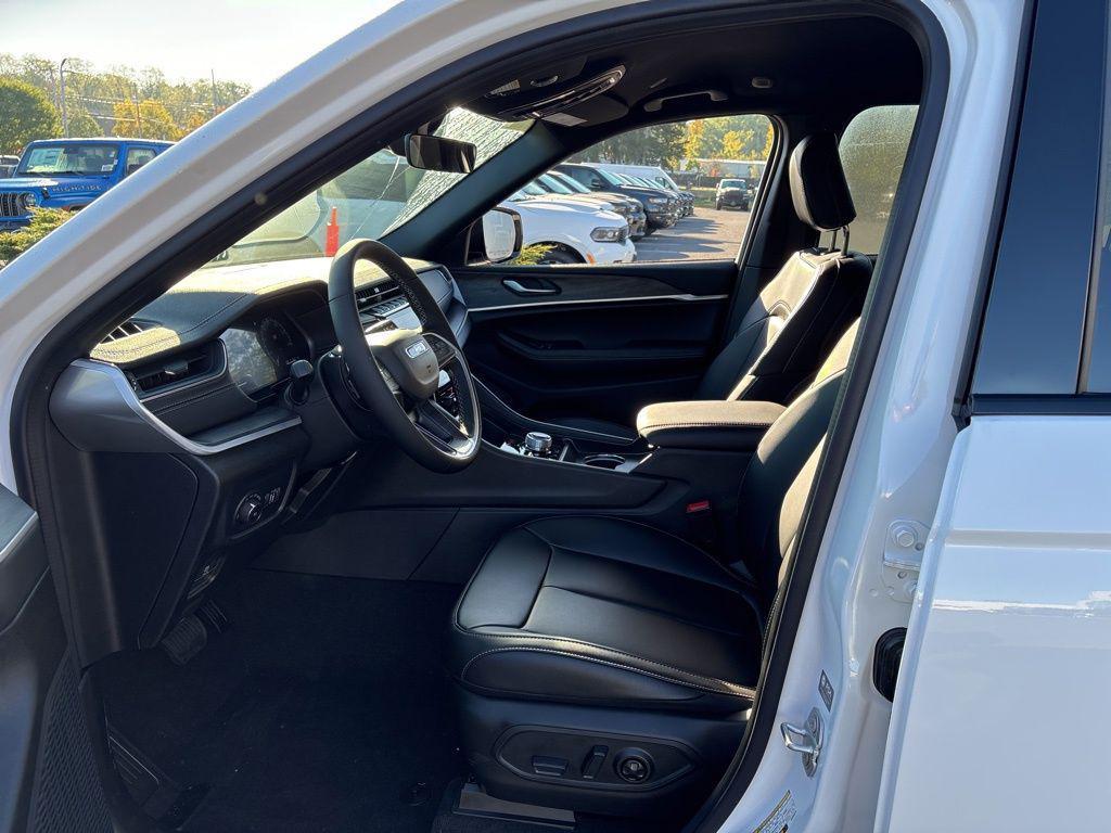 new 2025 Jeep Grand Cherokee car, priced at $45,390