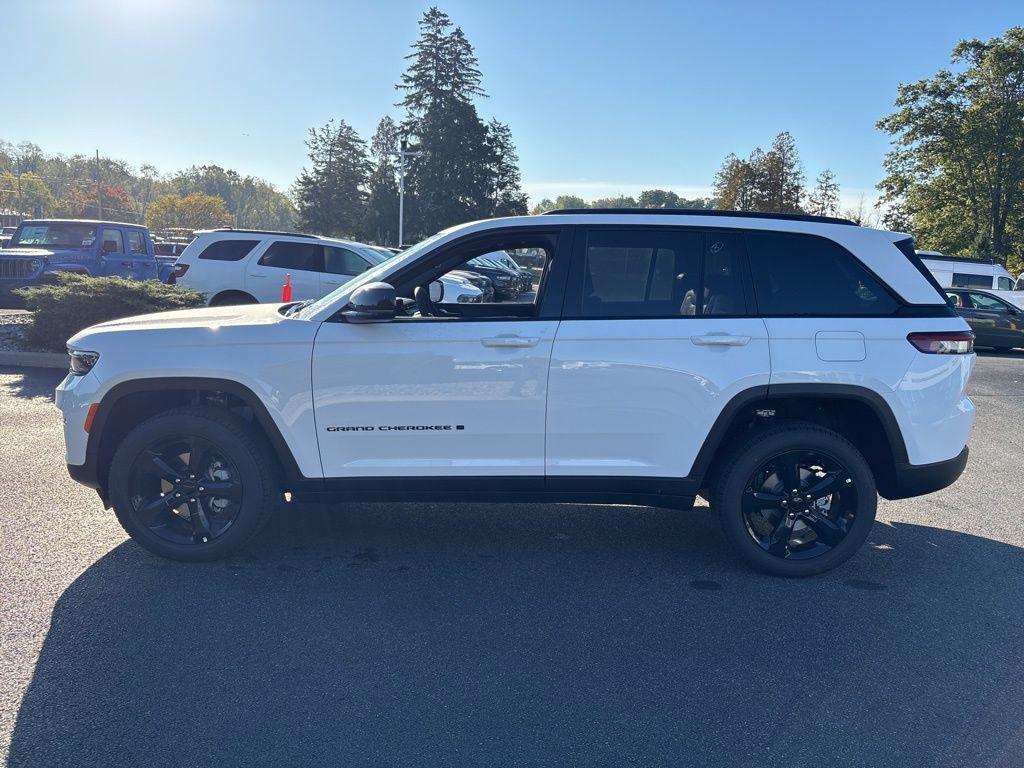 new 2025 Jeep Grand Cherokee car, priced at $45,390