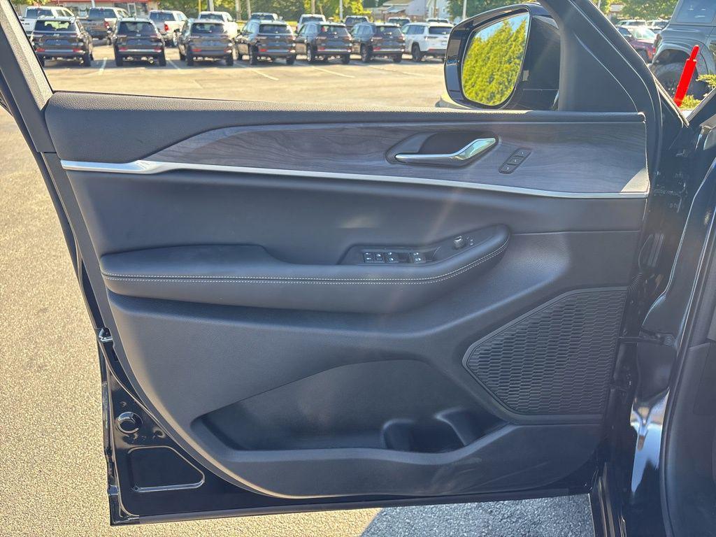 new 2025 Jeep Grand Cherokee car, priced at $45,260