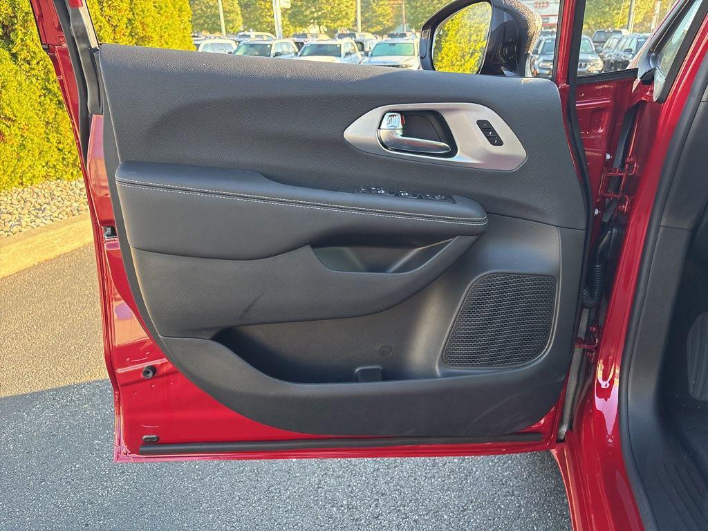 new 2026 Chrysler Pacifica car, priced at $51,525