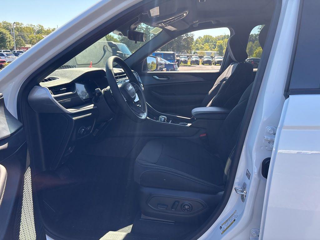 new 2025 Jeep Grand Cherokee car, priced at $35,941