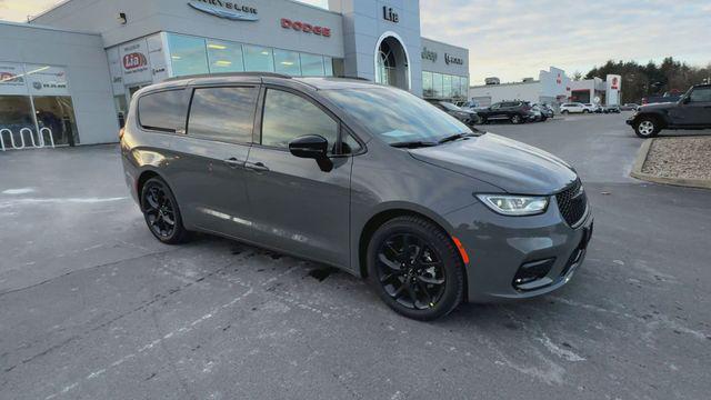 new 2025 Chrysler Pacifica car, priced at $46,358