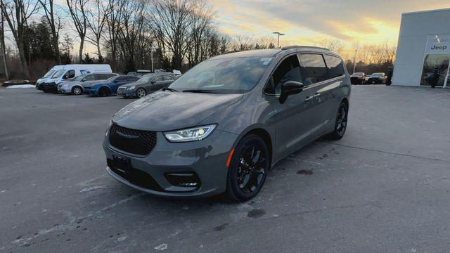 new 2025 Chrysler Pacifica car, priced at $46,358