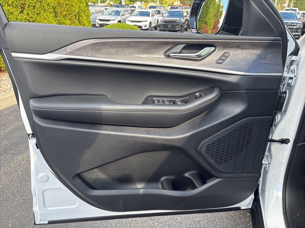 new 2025 Jeep Grand Cherokee car, priced at $48,410