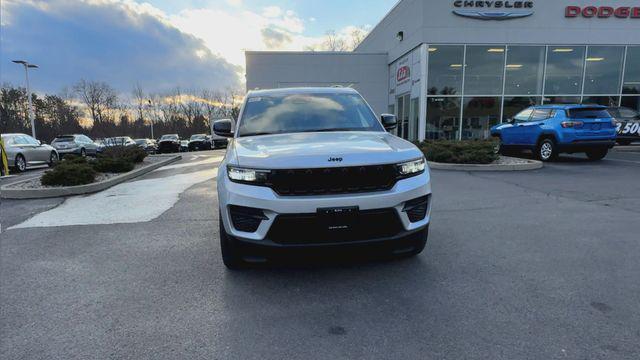 new 2025 Jeep Grand Cherokee car, priced at $45,675