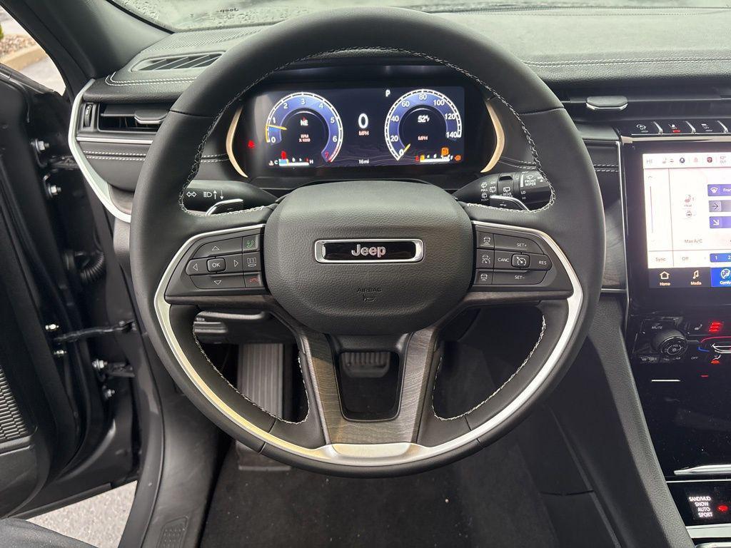 new 2025 Jeep Grand Cherokee car, priced at $49,958