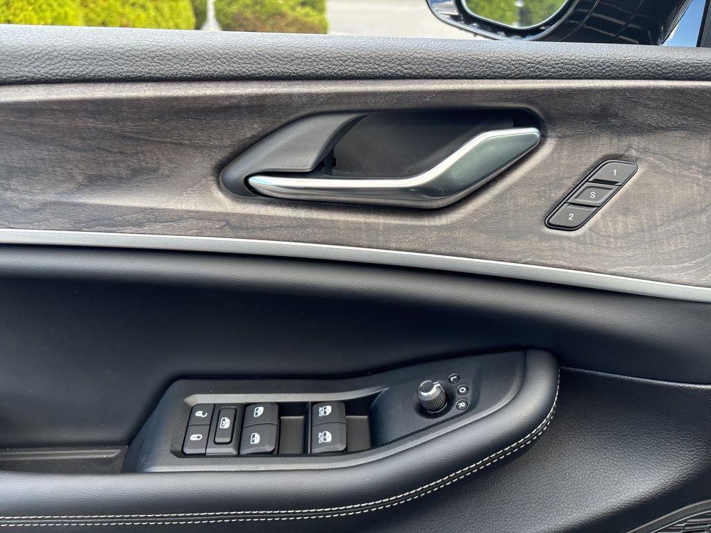 new 2025 Jeep Grand Cherokee car, priced at $43,952