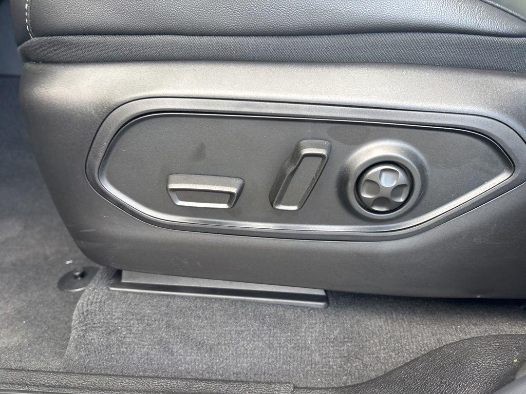 new 2025 Jeep Grand Cherokee car, priced at $43,952