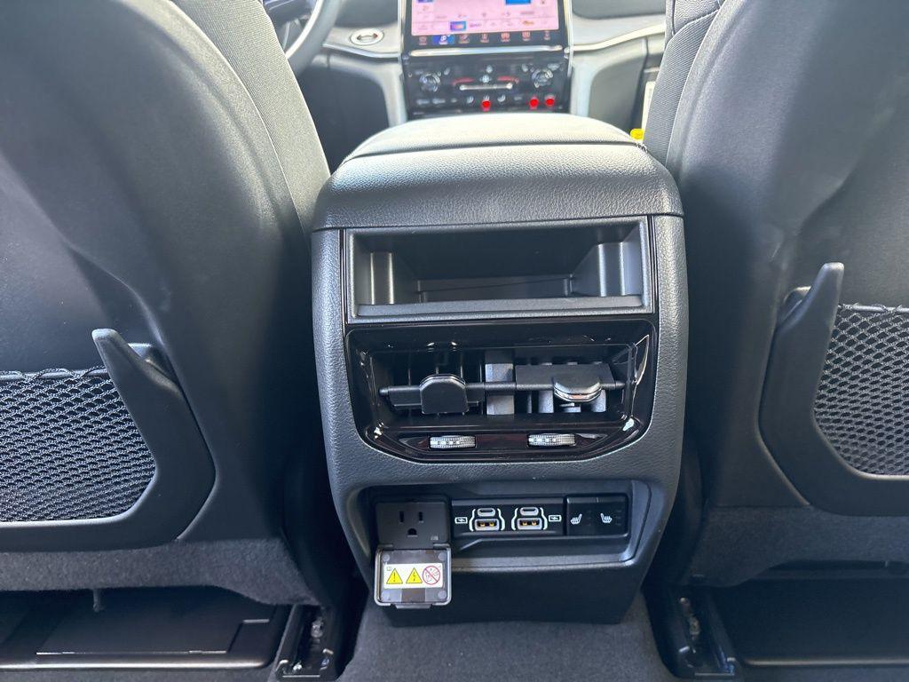 new 2025 Jeep Grand Cherokee car, priced at $43,952