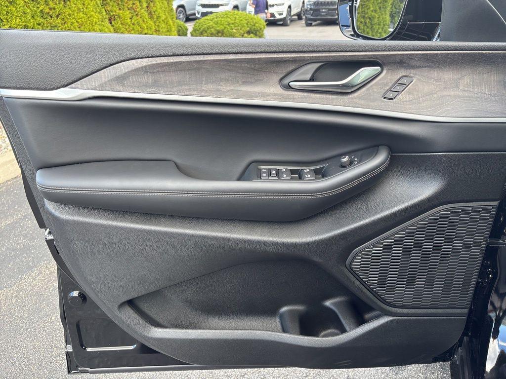 new 2025 Jeep Grand Cherokee car, priced at $43,952