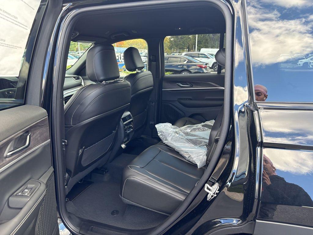 new 2025 Jeep Grand Cherokee car, priced at $43,952