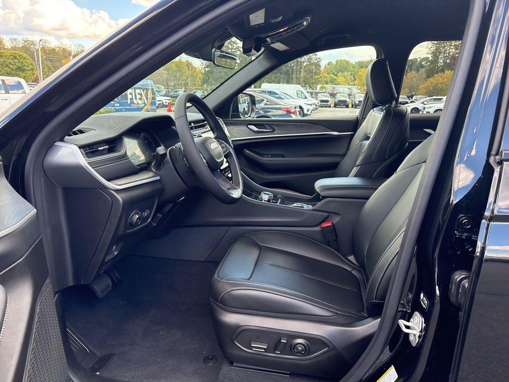 new 2025 Jeep Grand Cherokee car, priced at $43,952