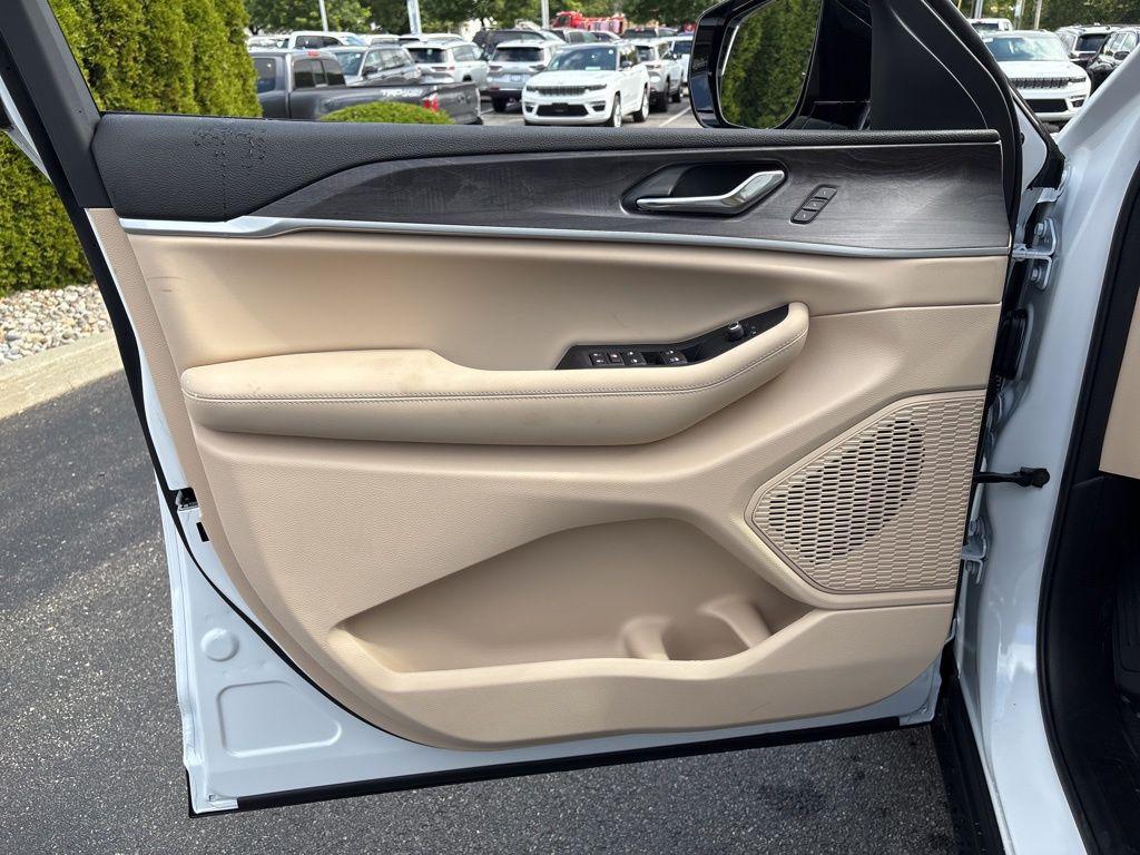 new 2025 Jeep Grand Cherokee car, priced at $45,390