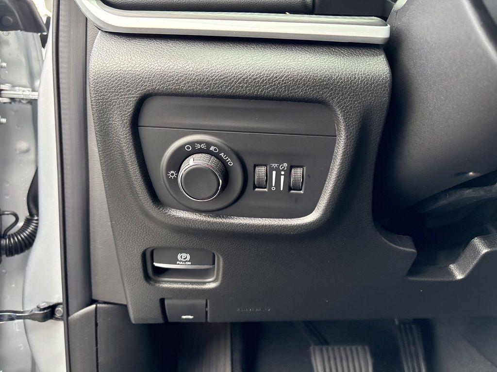 new 2025 Jeep Grand Cherokee car, priced at $40,153